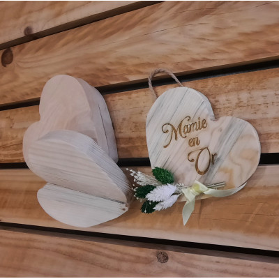 Cour en pin , gravé mamie en or, et ses fleurs séchées