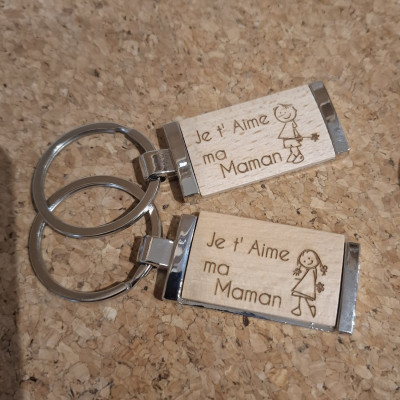 Porte clé bois et métal "je t'aime ma maman"