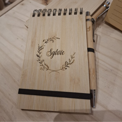 Carnet A6 Bambou  , et son stylo gravé. Fleurs et prénom